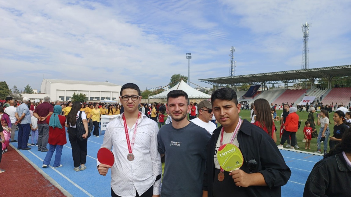 Masa Tenisi Turnuvasında Dereceye Giren Öğrencilerimize Madalyaları Verildi